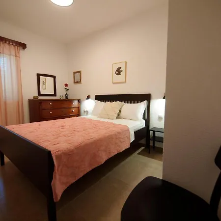 Daire Three-room Near The Beach-zen Brna